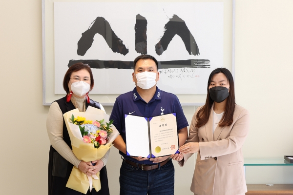 피터 정(가운데) AIA생명 대표이사가 ‘2021 서울사회복지대회’에서 수상한 서울시장상패를 들고 기념사진을 촬영하고 있다. 사진=AIA생명.