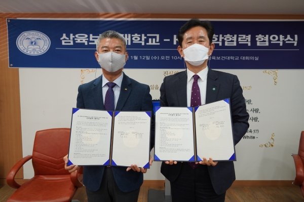 박두한(오른쪽) 삼육보건대학교 총장이 유창규 ㈜KT 본부장과 기념촬영을 하고 있다. 사진=삼육보건대.