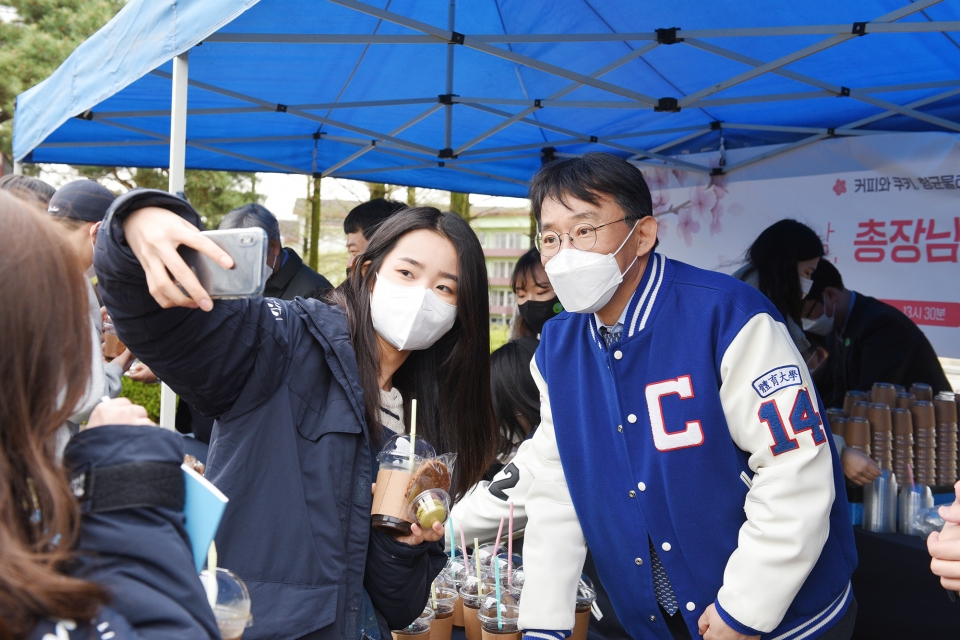박상규(오른쪽) 중앙대학교 총장이 ‘총장님이 커피 쏜다’ 행사에 참석한 학생과 사진 촬영을 하고 있다. 사진=중앙대.