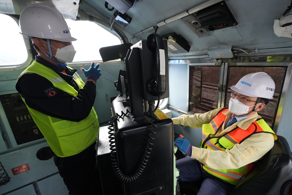 나희승(오른쪽) 한국철도공사(코레일) 사장이 기관차 안의 무선제어입환시스템 내부 수신 장치를 점검하고 있다. 사진=한국철도공사(코레일)