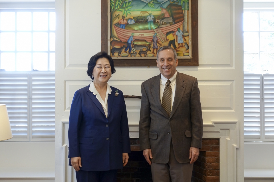 김은미(왼쪽) 이화여자대학교 총장이 로랜스 바카우 하버드대학교 총장과 면담을 하고 있다. 사진=이화여대.