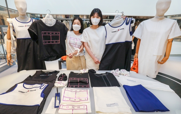 4일 더현대 서울 3층에서 열린 '타미진스×래코드' 컬래버레이션 라인 팝업스토어에서 모델들이 상품을 소개하고 있는 모습. 사진=한섬 ​