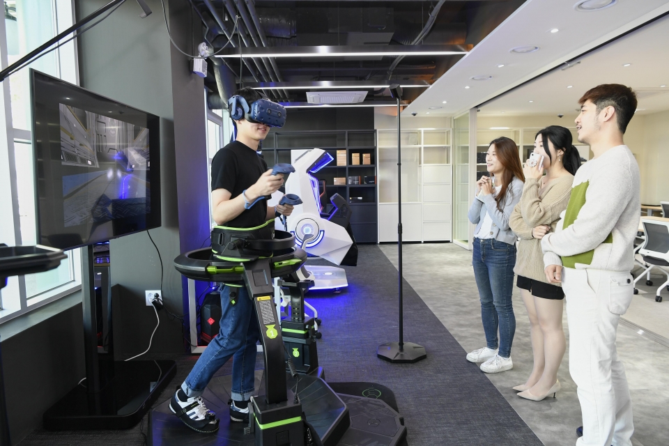 VR・AR중심의 매타버스 교과 과정이 운영 될 한성대학교 상상파크에서 학생들이 시연을 하고 있다. 사진=한성대.