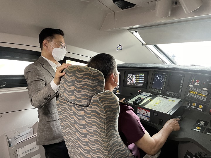 이종국 SR 대표이사가 SRT 658열차 운전실에 승차에 현장 안전점검을 실사하고 있다. 사진=SR.