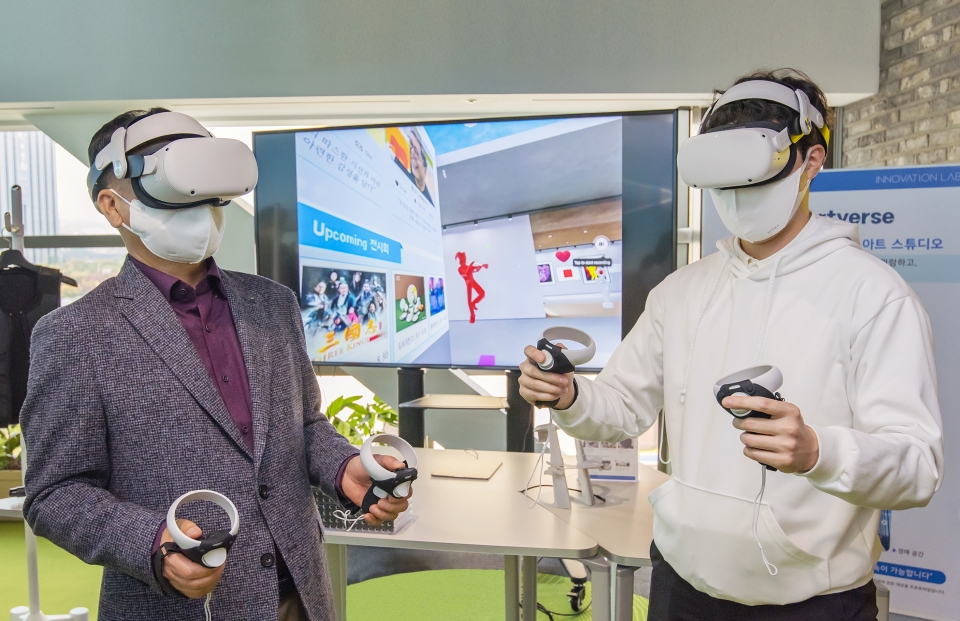 편정범(왼쪽) 교보생명 대표이사 사장이 서울 광화문 교보생명 본사에 마련된 디지털 혁신 발굴 공간인 '이노베이션 랩'에서 신입사원과 함께 VR(가상현실)기기를 체험하고 있다. 사진=교보생명.