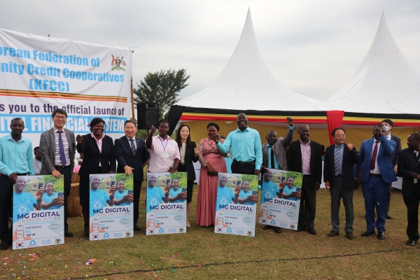 현지 시간 8월 4일 새마을금고 및 우간다 현지 관계자들이 우간다 새마을금고 디지털 금융시스템 론칭을 축하하며 기념촬영하고 있다. 사진=새마을금고