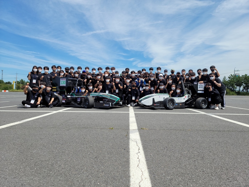 국민대학교 자작자동차 동아리 KOOKMIN RACING(KORA)팀이 지난달 26일부터 28일까지 3일간 군산 새만금군산자동차경기장에서 열린 ‘2022 KSAE 대학생 자작자동차대회’(2022 KSAE)에 출전해 Formula 부문에서 6년 연속 1위, E-Formula 차량이 최초로 종합 우승을 달성하는 쾌거를 이뤘다. 사진=국민대.