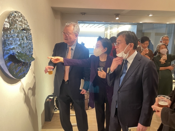 21일 일본 도쿄 세호(Seiho) 갤러리에서 열린 '2022 K-Sculpture 한국∙일본 교류전'개막식에 참석한 윤영달 크라운해태제과 회장(왼쪽 첫 번째)과 이토 슈지 일본가루비 대표이사(왼쪽 세 번째)가 조각작품을 감상하고 있다. 사진=크라운해태제과