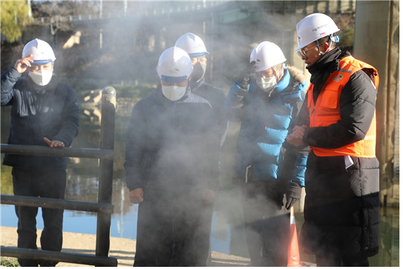 서울에너공사 전 임직원이 함께 겨울철 안정적 열공급을 위하여 열수송관 사고 가상모의훈련을 실시하고 있다. 사진=서울에너지공사