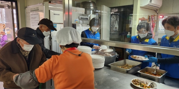 한국철도공사(코레일) 직원들이 16일 대전 중구의 한 무료급식소를 찾아 어르신들을 위한 봉사활동에 참여했다. 사진=코레일.