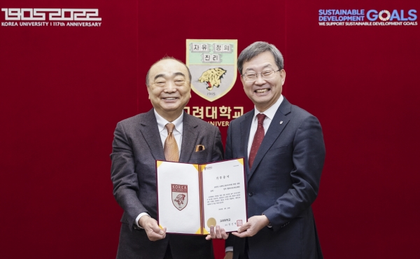 정진택(오른쪽) 고려대학교 총장이 유인선 ㈜에이스엔지니어링 회장과 기념촬영을 하고 있다. 사진=고려대