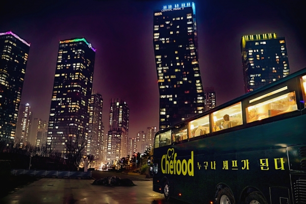 인천 송도 센트럴파크의 야경을 즐길 수 있는 Chefood 버슐랭 시즌2. 사진=롯데웰푸드