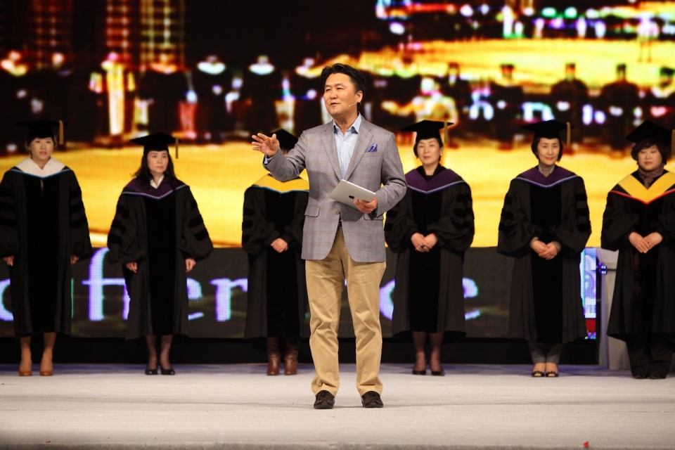 대경대학교 설립자인 유진선 박사가 입학식에서 인사를 하고 있다. 사진=대경대.