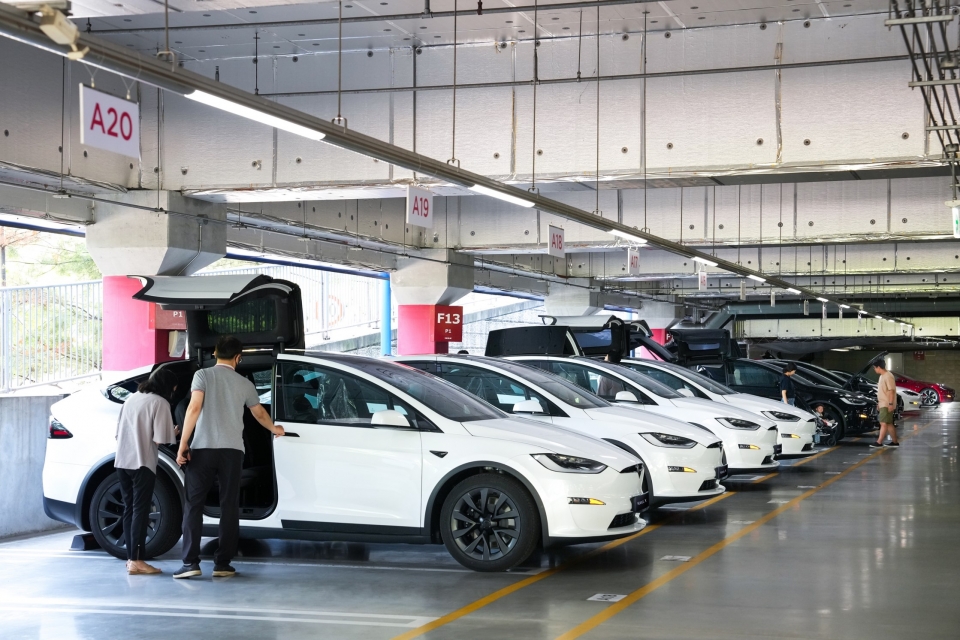 테슬라 코리아(Tesla Korea)가 16일 광명 Tesla 딜리버리 센터에서 신형 Model S·Model X의 본격적인 고객 인도를 시작했다. 사진=테슬라 코리아.