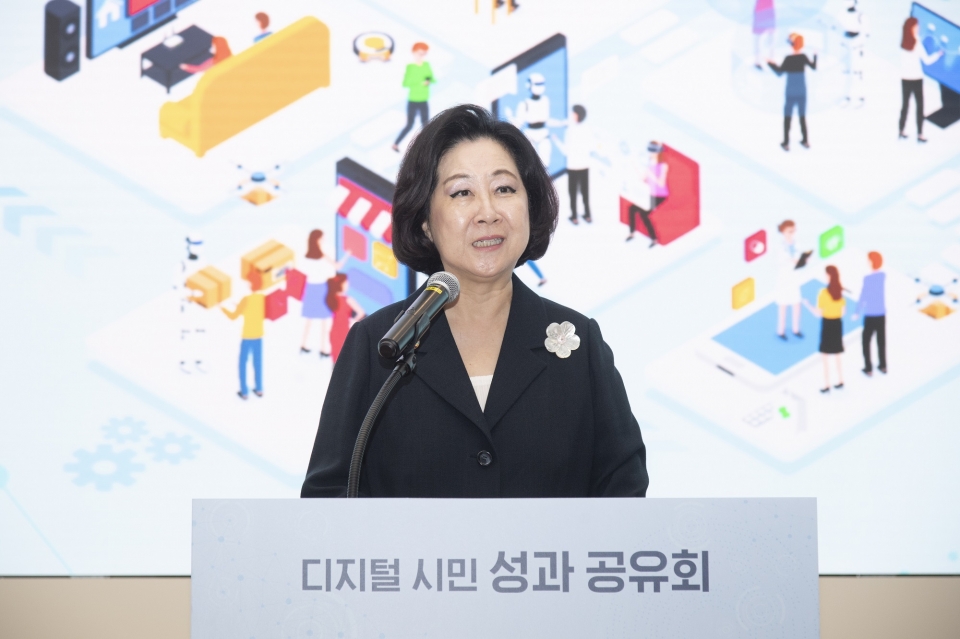 김은미 이화여자대학교 총장이 19일 이화여대 ECC 이삼봉홀에서 ‘디지털 시민 프로젝트 성과 공유회’에서 환영사를 하고 있다. 사진=이화여대.