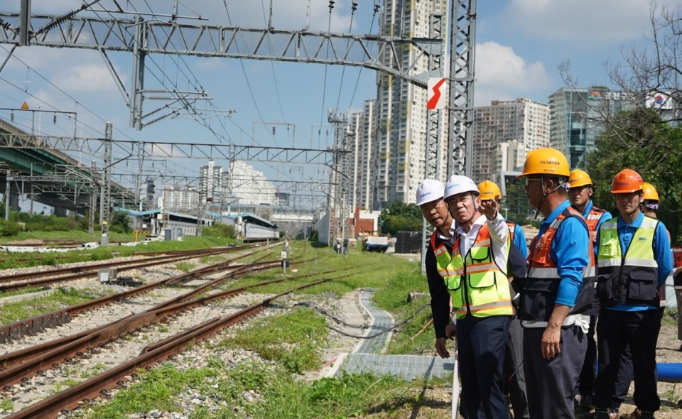 한문희(왼쪽 두 번째) 한국철도공사(코레일) 사장이 17일 오전 금천구청역을 찾아 침수 예방 설비와 관리 체계를 점검하고 있다. 사진=한국철도공사(코레일)