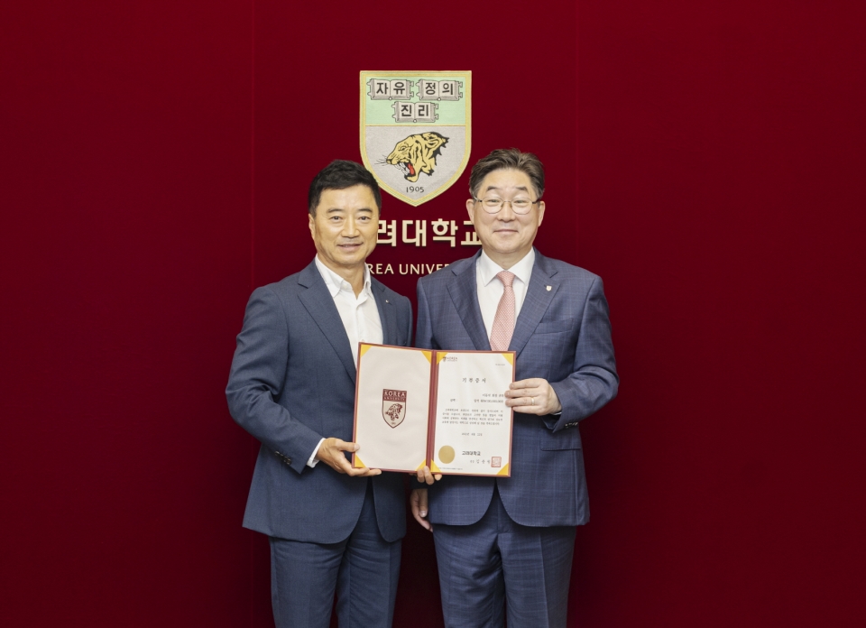 김동원(오른쪽) 고려대학교 총장이 이동석 ㈜석전자 회장과 기념촬영을 하고 있다. 사진=고려대.