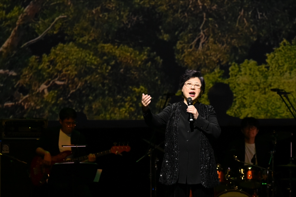 지난 23일 서울 블루스퀘어(서울 용산구 소재)에서 개최된 ‘한화생명 콘서트’ 공연에서 가수 양희은씨가 관객에게 감동과 울림을 주는 노래를 하고 있다. 사진=한화생명.