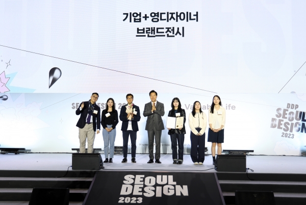 청년 친화형 기업 ESG지원 사업의 일환인 아모레퍼시픽공감재단 지원 프로젝트가 서울시가 주최한 ‘기업+영디자이너 브랜드전시’에서 최우수상을 수상했다. 사진=아모레퍼시픽