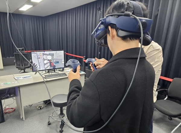 한국철도공사(코레일)가 21일 오후 대전사옥에서 ‘충청권 광역철도’에 신규 도입하는 차량의 디자인을 가상현실(VR)로 미리 확인·검토하는 시연회를 열었다. 사진=코레일