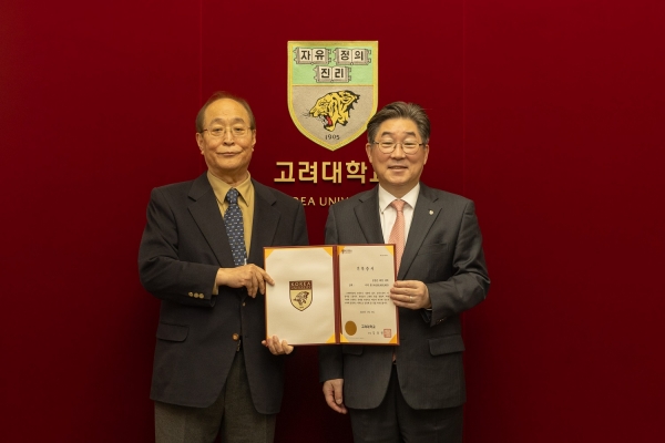 김동원(오른쪽) 고려대학교 총장이 김경은 금한산업 회장과 기념촬영을 하고 있다. 사진=고려대.