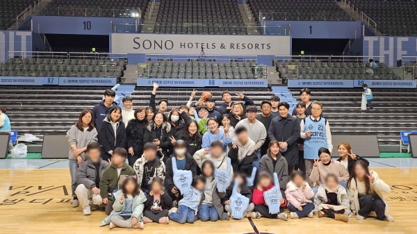광동제약·고양 소노 스카이거너스·한국아동학대예방협회 봉사자들이 아이들과 기념 촬영을 하고 있다. 사진=광동제약