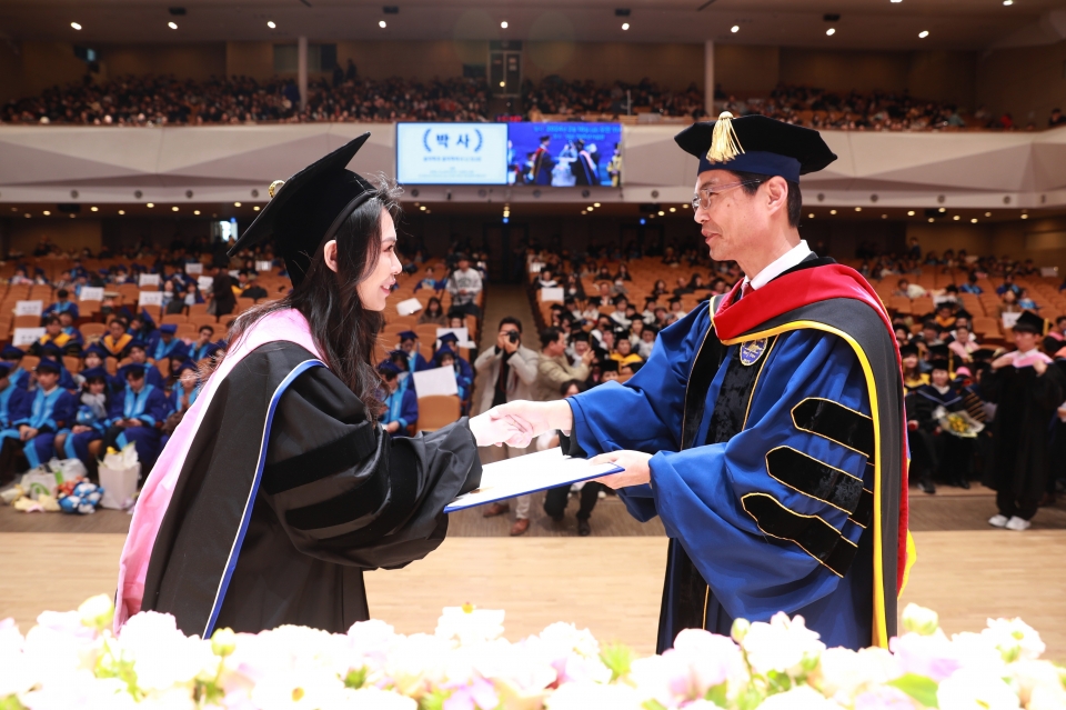 김일목(오른쪽) 삼육대학교 총장이 졸업생에게 학위기를 전달하고 있다. 사진=삼육대.