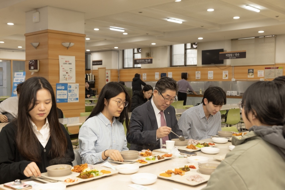 김동원 고려대학교 총장이 학생들과 함께 ‘천원의 아침밥’을 먹고 있다. 사진=고려대.