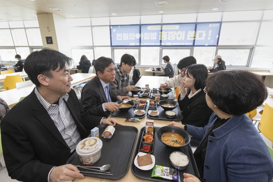 홍성태(왼쪽 두 번째) 상명대학교 총장이 ‘총장이 아침밥 쏜다’를 실시하고 있다. 사진=상명대.