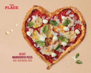 고백용 피자?…더플레이스, 하트 마르게리타 피자 출시