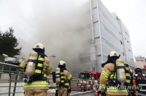 KT 건물 화재, 10시간 만에 진압… 카드가맹점 결제 ‘비상’