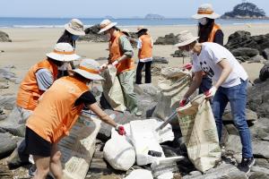 갤러리아百, 해안 환경 정화 폐플라스틱 수거 봉사활동