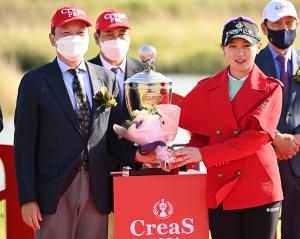 (크리스F&C 제43회 KLPGA 챔피언십) 박현경, 김계홍 대표이사에게 받는 꽃다발
