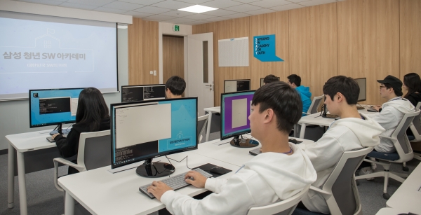 10일 '삼성 청년 소프트웨어 아카데미' 서울 캠퍼스에 입과하는 교육생들이 시범 교육을 받고 있다. 사진=삼성전자