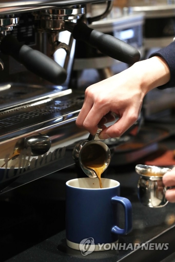국내 커피시장이 계속해서 커지는 가운데 최근 집에서 카페 수준의 커피를 즐기는 '홈카페'가 인기다. 사진=연합뉴스