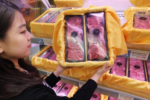 한 소비자가 이마트에서 마련한 냉장한우 선물세트를 보고 있다./이마트=제공