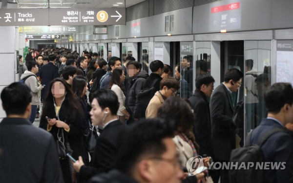 설 연휴 마지막 날인 6일 밤늦게 도착하는 귀경객 편의를 위해 서울 버스와 지하철 막차가 새벽 2시까지 연장된다. 사진=연합뉴스