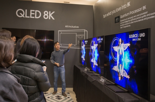 삼성전자 연구원이 2019년형 QLED 8K의 화질을 시연하고 있다. 사진=삼성전자