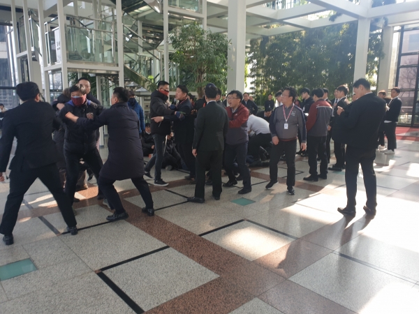 LG트윈타워에서 전국화학섬유식품노동조합 소속 한국음료 노조가 사측 관계자와 몸싸움을 벌이고 있다./사진=독자제보