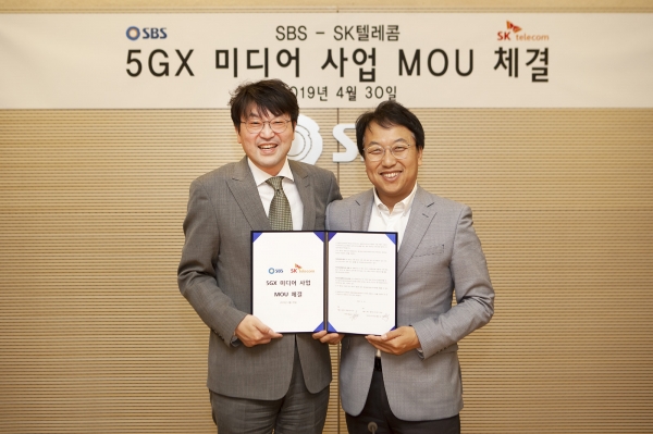 김혁 SK텔레콤 5GX 미디어사업그룹장(오른쪽)과 정승민 SBS 전략기획실장(왼쪽)이 30일 SBS 목동 사옥에서 5G 기반 뉴미디어 사업 개발을 위한 MOU를 체결했다. 사진=SK텔레콤