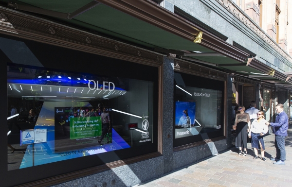 LG디스플레이가 영국 해롯백화점 1층 쇼윈도에 전시한 글로벌업체들의 OLED TV를 방문객들이 관람하고 있다. 사진=LG디스플레이