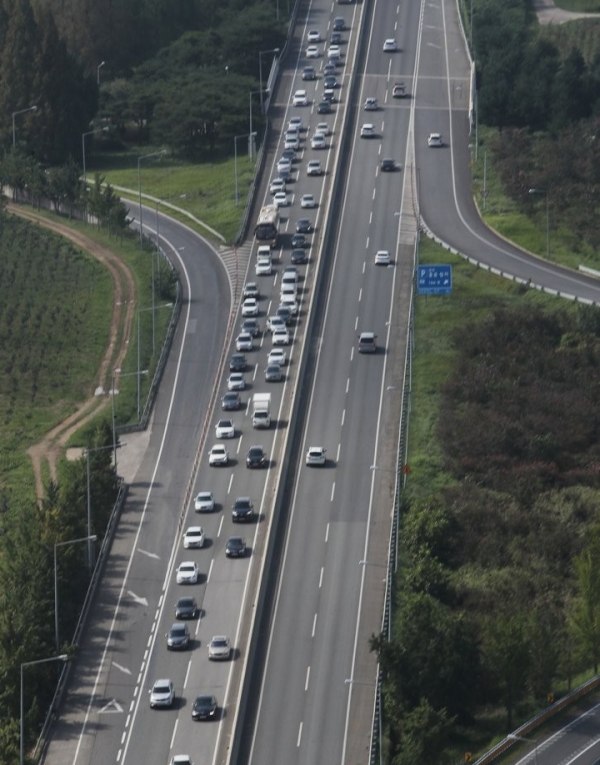 지난 14일 오전 호남고속도로 상행선 전주IC 부근에 차량이 길게 늘어서 있다. 사진=연합뉴스 제공