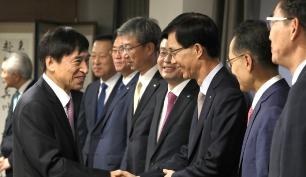 이주열(왼쪽) 한국은행 총재가 1일 서울 중구 한국은행에서 열린 금융협의회에서 은행장들과 인사를 하고 있다. 사진=연합뉴스.