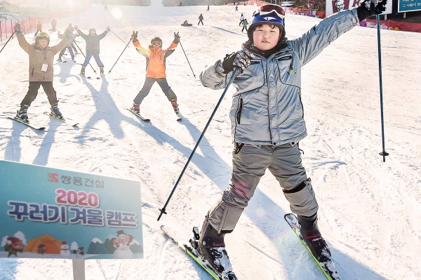 2020 꾸러기 겨울 캠프에 참가한 아이들이 강원도 평창 휘닉스파크에서 스키강습을 받고 있는 모습. 사진=쌍용건설 제공