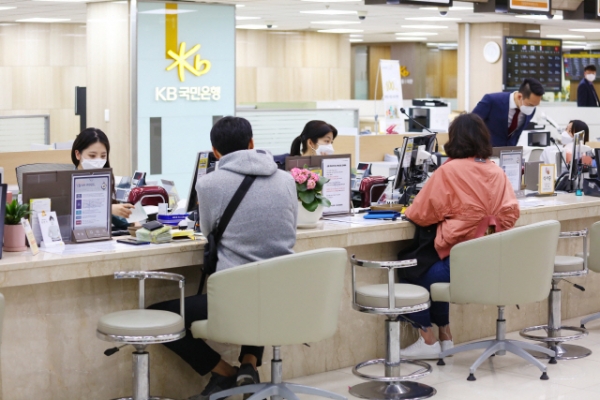 KB국민은행 서울 여의도 영업점 직원들이 마스크를 착용한 채 고객 응대를 하고 있다. 사진=국민은행.