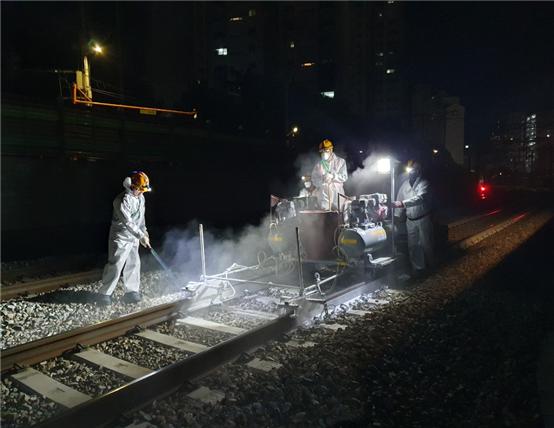 한국철도가 본격적인 무더위 시작에 앞서 열차 안전운행을 위한 폭염 대비 종합대책을 마련했다고 3일 밝혔다. 사진=한국철도 제공