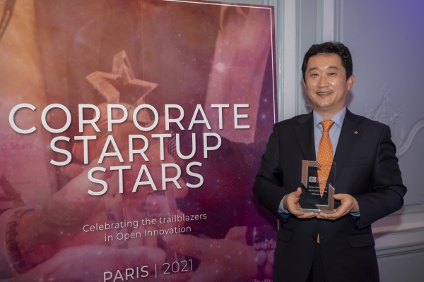 하지현 유럽신한은행 법인장이 지난 10일 국제상공회의소(ICC)에서 열린 ‘Corporate Startup Stars Awards(CSS Awards)’에서 아시아 금융사 최초로 ‘오픈 이노베이션 챌린저’ 상을 수상한 후 기념촬영을 하고 있다. 사진=신한금융그룹.