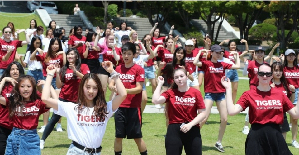지난 2019년 7월 5일 오후 서울 성북구 고려대학교 중앙광장에서 국제하계대학에 참가하는 외국인 대학생들이 아이돌 트와이스의 노래에 맞춰 플래시몹을 하고 있다. 사진=연합뉴스.