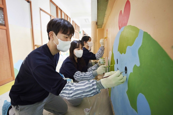 IBK기업은행이 지난달 31일 신입행원들이 ‘사랑의 벽화그리기’ 봉사활동을 실시했다. 사진=기업은행.