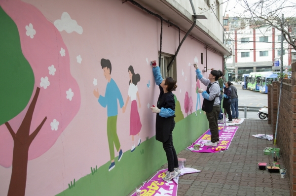 지난 24일 JTI코리아 임직원들이 서울 정릉동에 위치한 정릉천 인근 골목에서 벽화 봉사를 진행했다. 사진=JTI코리아